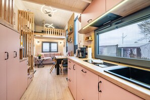 Fridge, microwave, oven, stovetop - Tiny House 'Ingo John Vanessa' with Sea View, Wi-Fi, and Air Conditioning (Sandstedt)