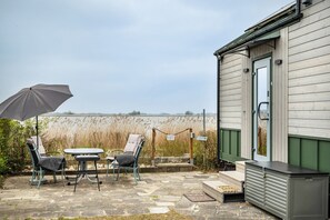 Outdoor dining - Tiny Home 'House Ingo John 'Speedy'' with Sea View, Wi-Fi and Air Conditioning (Sandstedt)