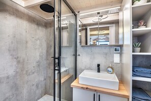 Een douche, een haardroger, handdoeken