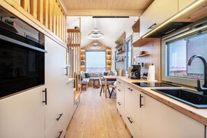Fridge, microwave, oven, stovetop - Tiny Home 'House Ingo John 'Speedy'' with Sea View, Wi-Fi and Air Conditioning (Sandstedt)