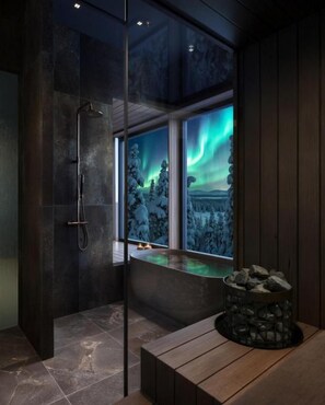 Casa de banho moderna com cabine de vidro, um banco de madeira e uma janela com vista para a aurora boreal.
