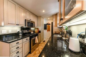Fridge, microwave, oven, stovetop - Boise Boho - Hot Tub - Peaceful Retreat (Boise)