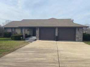 Exterior - 15 MINUTES TO EVERYTHING BRANSON! (Reeds Spring)