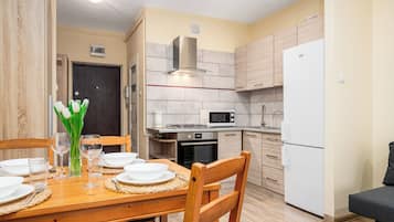 Refrigerador, placa de cocina, tetera/pava eléctrica