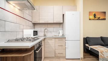 Refrigerador, placa de cocina, tetera/pava eléctrica