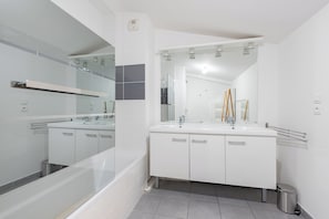 Hair dryer, towels, soap, toilet paper - Appartment close to city center, AC and car park (Toulouse)