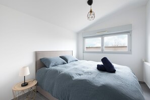 3 habitaciones, escritorio, tabla de planchar con plancha y wifi gratis 