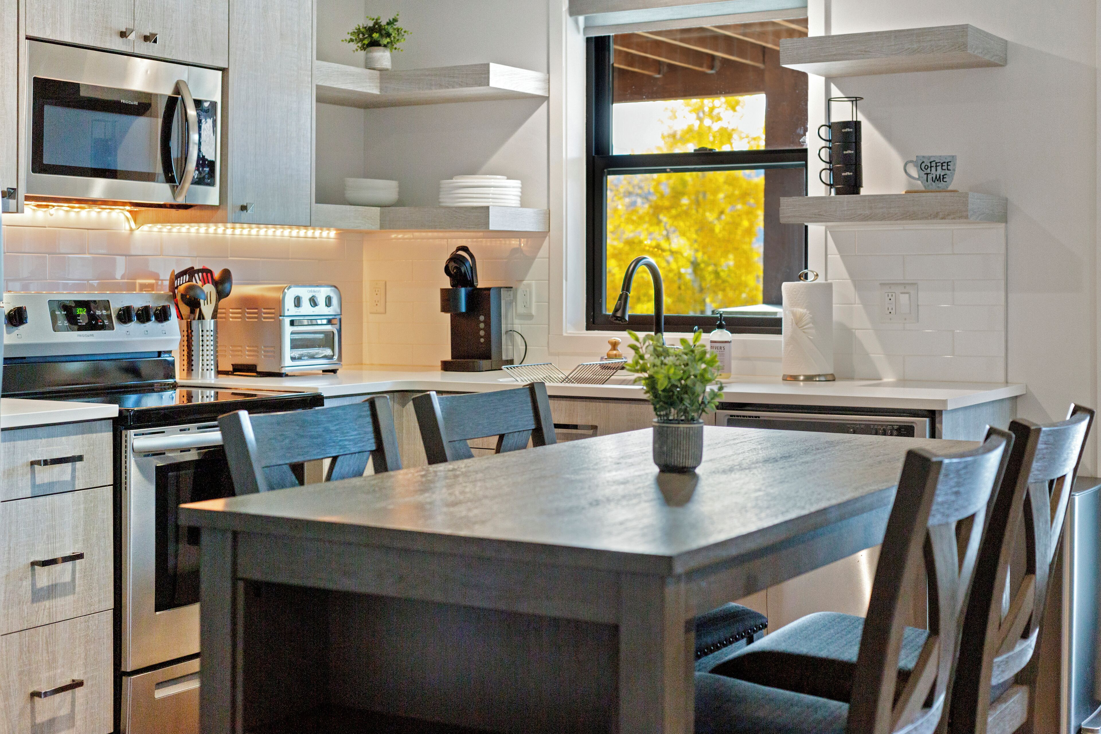 Micro-ondes, four, plaque de cuisson, lave-vaisselle