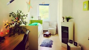 A modern bedroom with a bed, bedside table, lamp, and a window. - Room 'Mondzimmer' with Wi-Fi (Kassel)