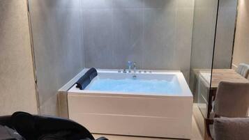 Honeymoon Studio Suite | Egyptian cotton sheets, premium bedding, down duvets, in-room safe