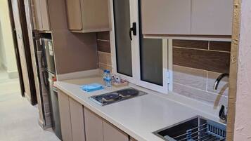 Signature Twin Room | Private kitchen | Microwave, cookware/dishes/utensils