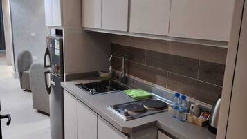 Classic Double Room | Private kitchen | Microwave, cookware/dishes/utensils