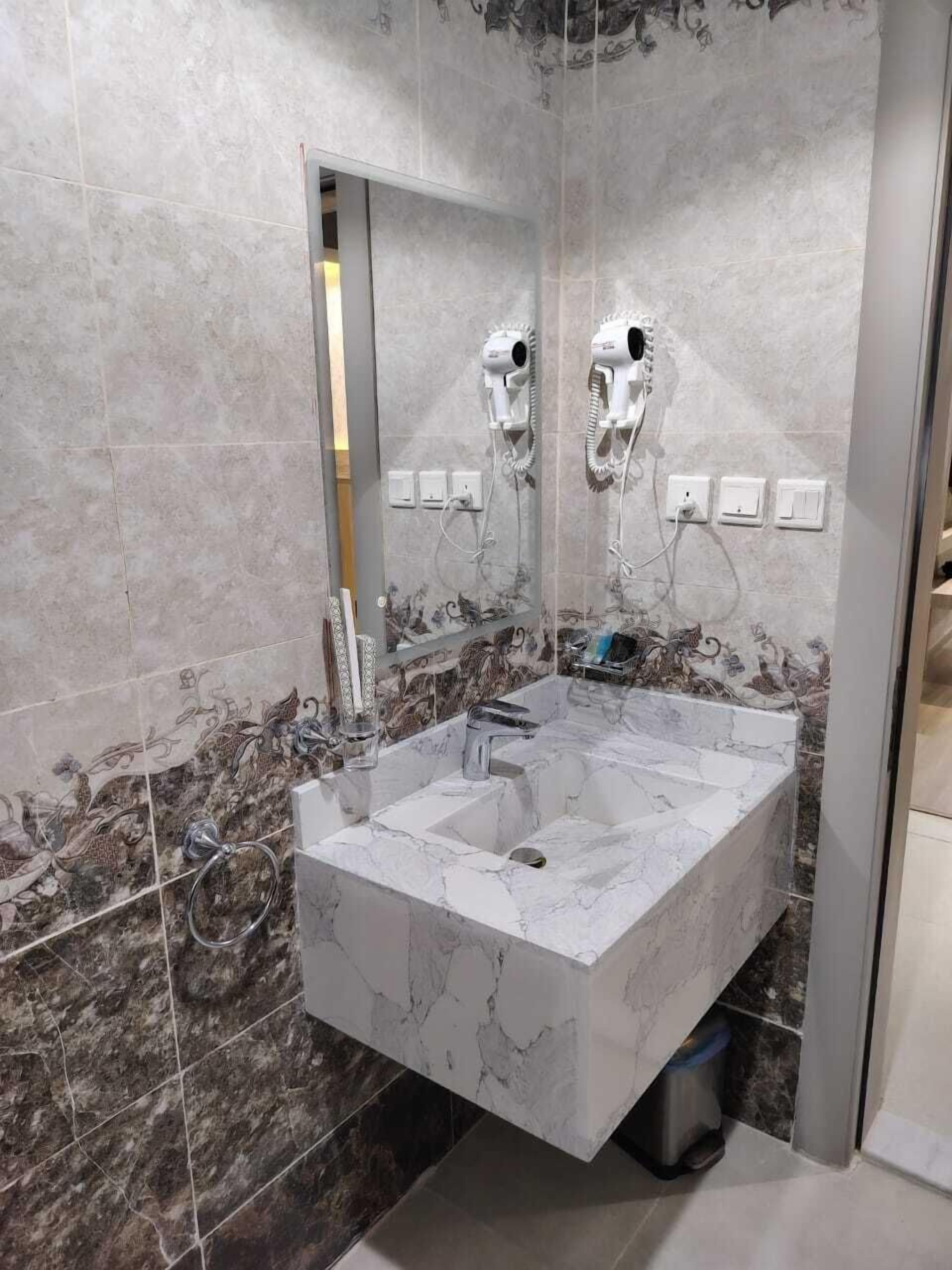 Habitación doble clásica | Baño | Regadera, secadora de cabello, toallas, jabón 