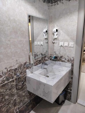 Classic Double Room | Bathroom | Shower, hair dryer, towels, soap - HAYAT ROSE AL Madinah AL Munawwarah (Madinah)