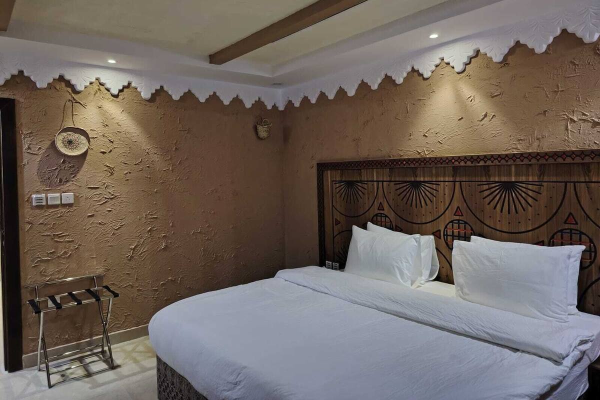 Signature Twin Room | Egyptian cotton sheets, premium bedding, down comforters, in-room safe
