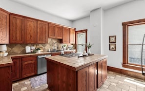 Fridge, microwave, oven, stovetop - Rocking Riverside - Heated and Cooled Pool! Pool-side Bar! Hot Tub!  Sauna! Pool Table! - 5 K (Wichita)