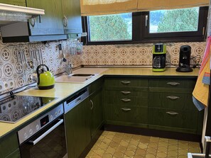 Een koelkast, een oven, een kookplaat, een vaatwasser