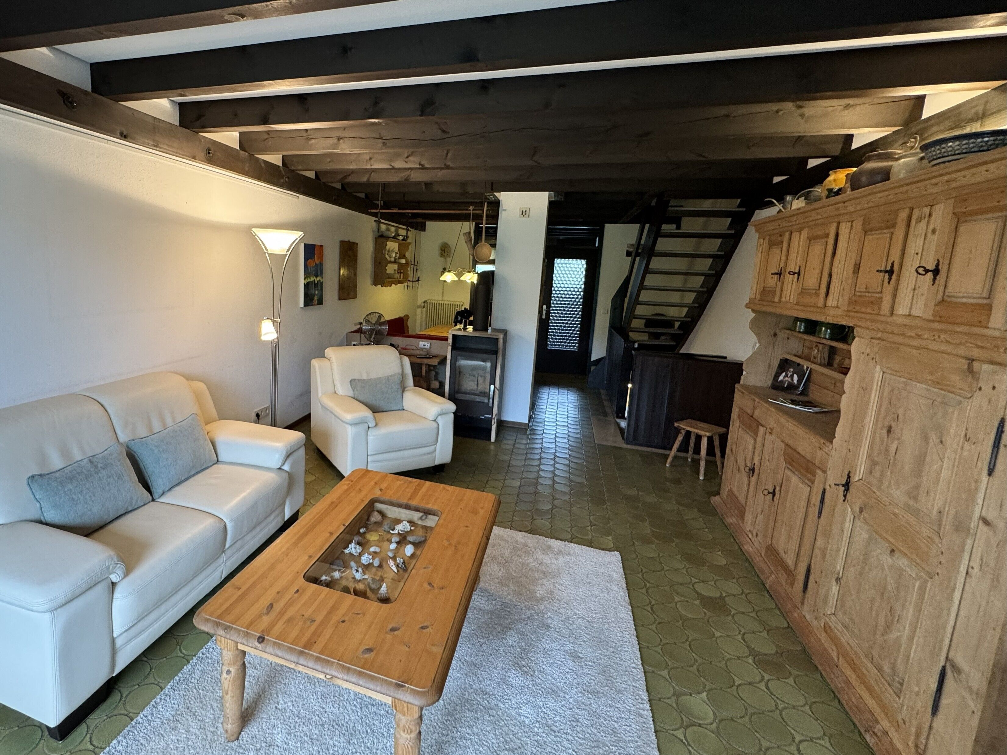 Fernseher, Kamin, DVD-Player