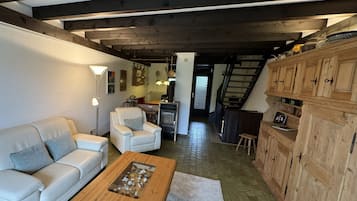 Fernseher, Kamin, DVD-Player