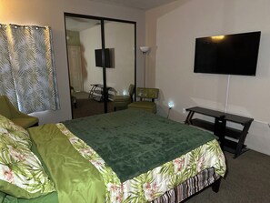 2 bedrooms, iron/ironing board, free WiFi, bed sheets - SPACIOUS 2-bedroom house in beautiful Cathedral City w/ POOL + AC. Pet friendly! (Cathedral City)