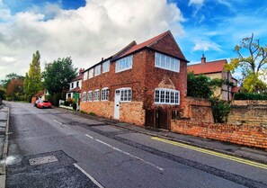 Exterior - Spacious & Luxury 2BR Flat in Calverton (Calverton)