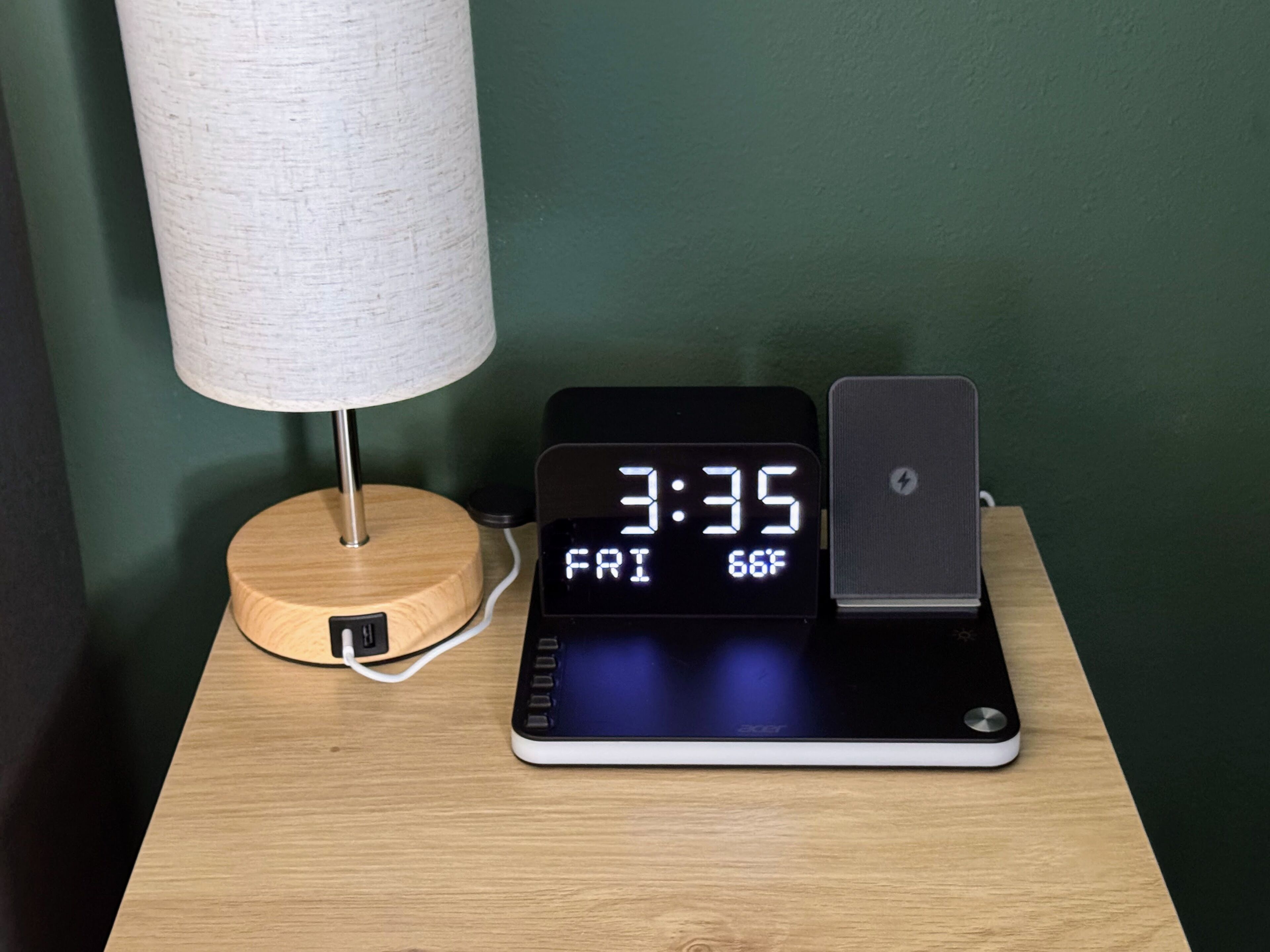 Un reloj digital muestra las 3:35 de la tarde un viernes, con una temperatura de 18.9 grados Celsius.