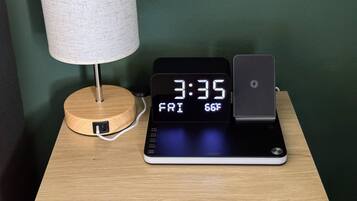 Un reloj digital muestra las 3:35 de la tarde un viernes, con una temperatura de 18.9 grados Celsius.