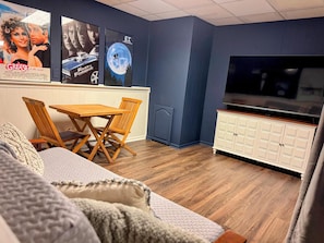 Smart TV, fireplace