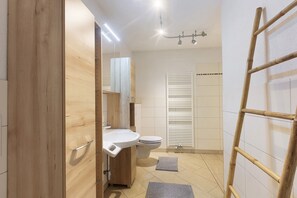 Shower, hair dryer, towels - Apartment “Schellenberg” with Mountain View, Private Terrace, and Wi-Fi (Herrischried)