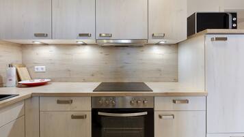 Frigorifero, microonde, forno, piano cottura