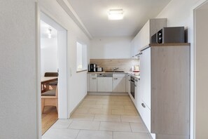 Frigorífico, microondas, horno y placa de cocina