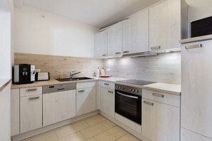 Kühlschrank, Mikrowelle, Ofen, Herdplatte