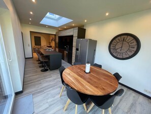 Dining - A little corner of greenery in the center (Ans)