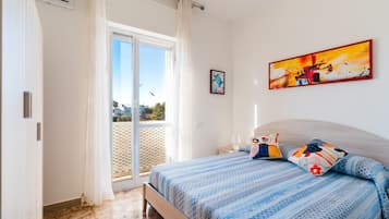 Een strijkplank/strijkijzer, wifi, beddengoed