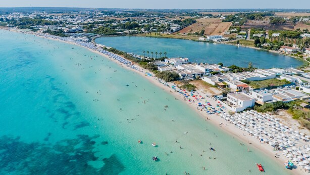 A coastal area with a beach, clear water, and buildings along the shore. - Holiday Home 'Rosso' with Private Terrace, Wi-Fi and Air Conditioning (Scala di Furno)