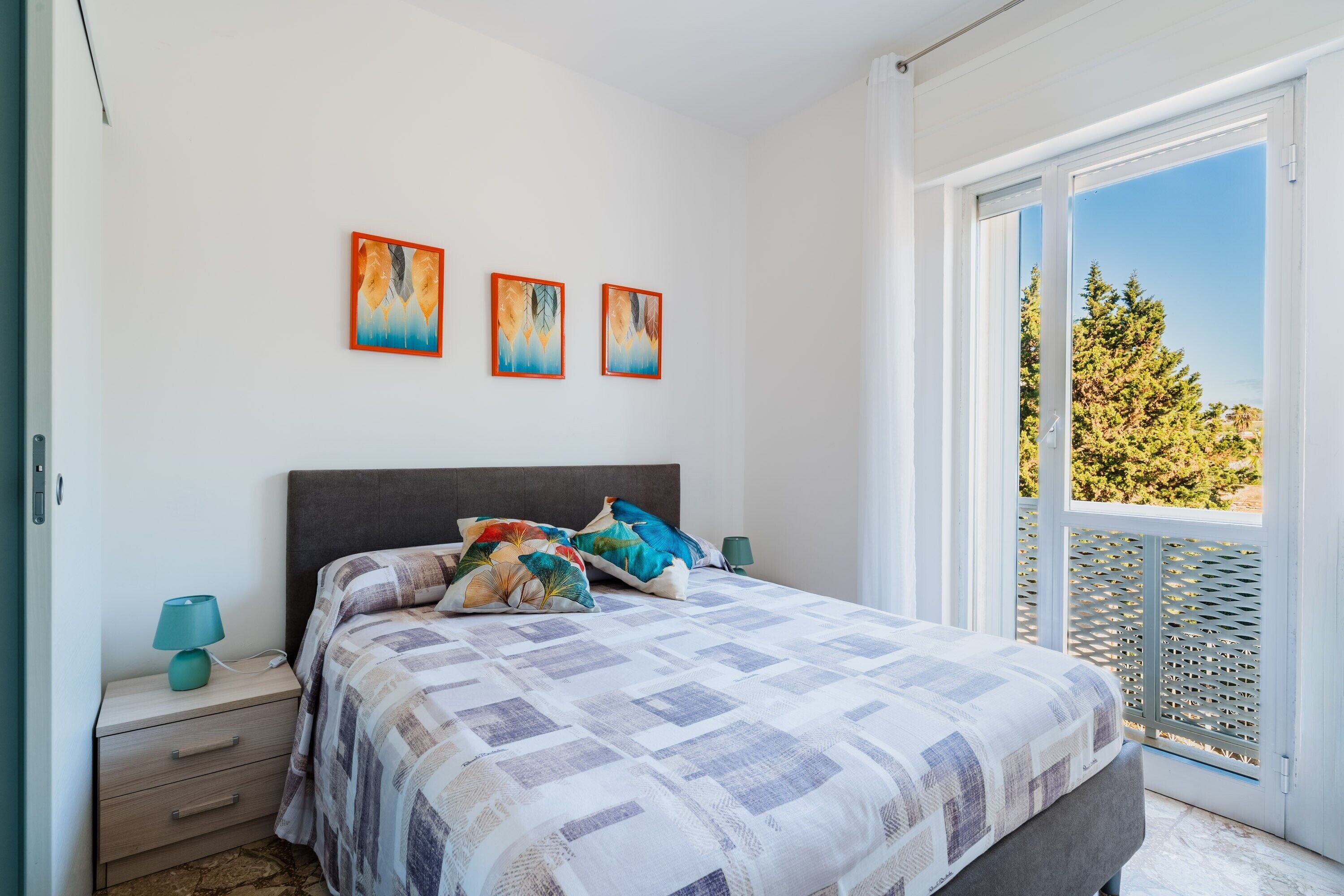 Een strijkplank/strijkijzer, wifi, beddengoed