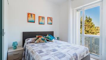 Een strijkplank/strijkijzer, wifi, beddengoed