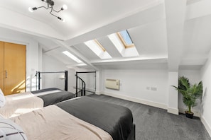 Iron/ironing board, Internet, bed sheets - Lovely Duplex for Long Stays - Parking (Dewsbury)