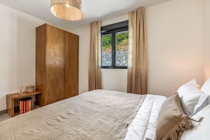 Tabla de planchar con plancha, wifi y ropa de cama