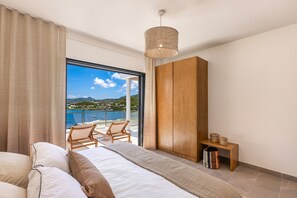 Tabla de planchar con plancha, wifi y ropa de cama 