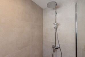 Regadera, secadora de cabello, toallas, jabón