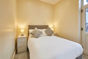 1 bedroom, bed sheets