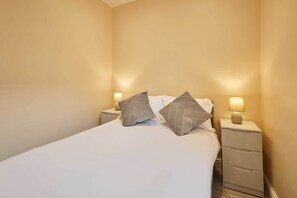 1 bedroom, bed sheets - Host & Stay | Ross's View, First Floor, Apartment 3 (Whitby)