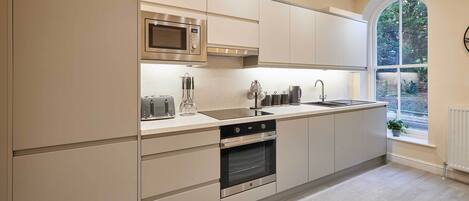 Kylskåp, mikrovågsugn, ugn och spishäll