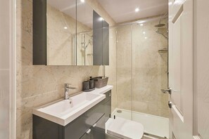 Shower, hair dryer, towels, shampoo - Host & Stay | Ross's View, First Floor, Apartment 3 (Whitby)