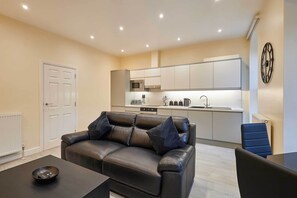 TV, offices - Host & Stay | Ross's View, First Floor, Apartment 3 (Whitby)