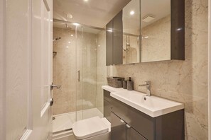 Shower, hair dryer, towels, shampoo - Host & Stay | Ross's View, Basement, Apartment 1 (Whitby)