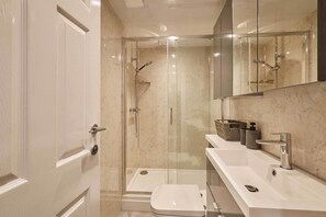 Shower, hair dryer, towels, shampoo - Host & Stay | Ross's View, Basement, Apartment 1 (Whitby)