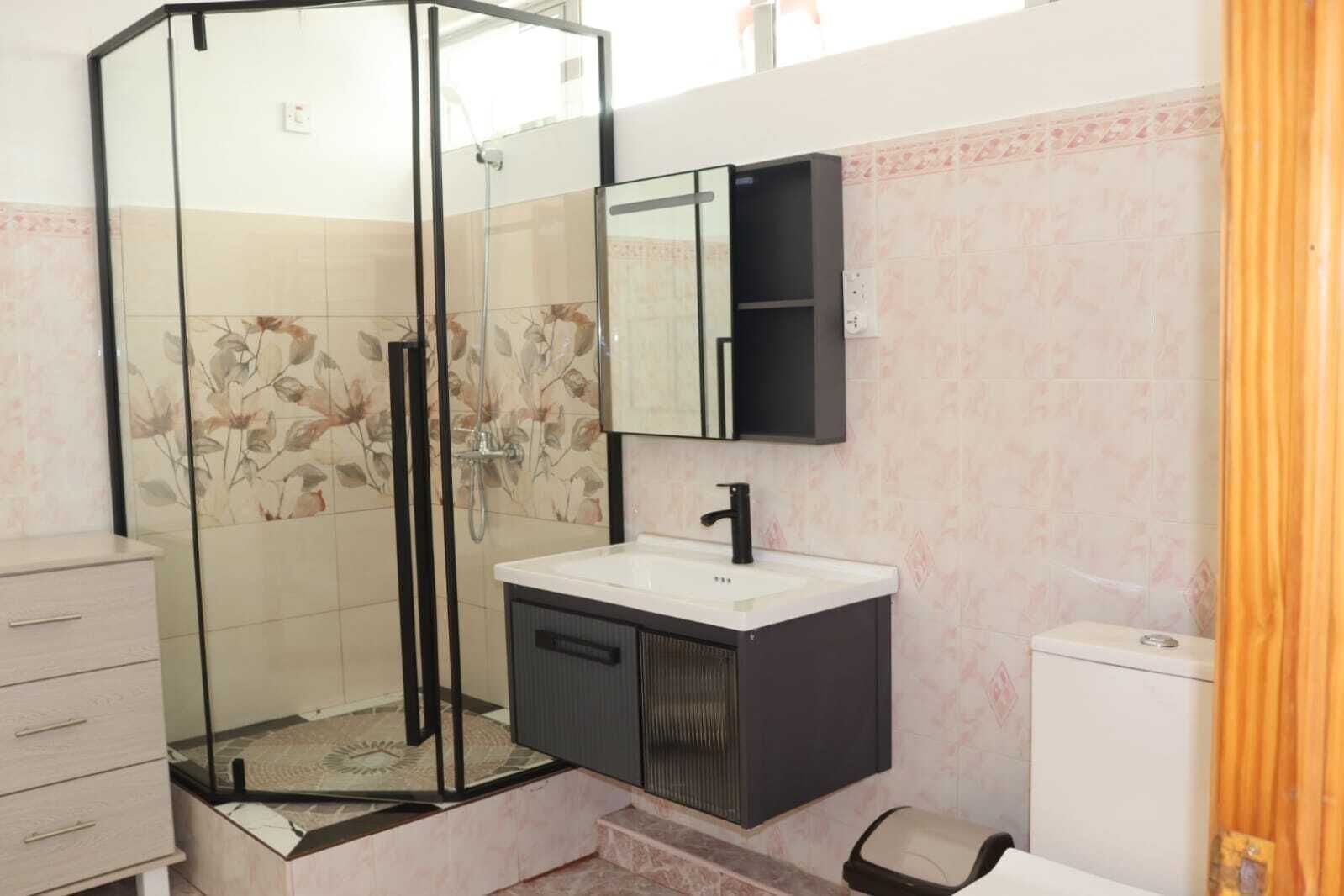 Douche, sèche-cheveux, serviettes fournies, savon