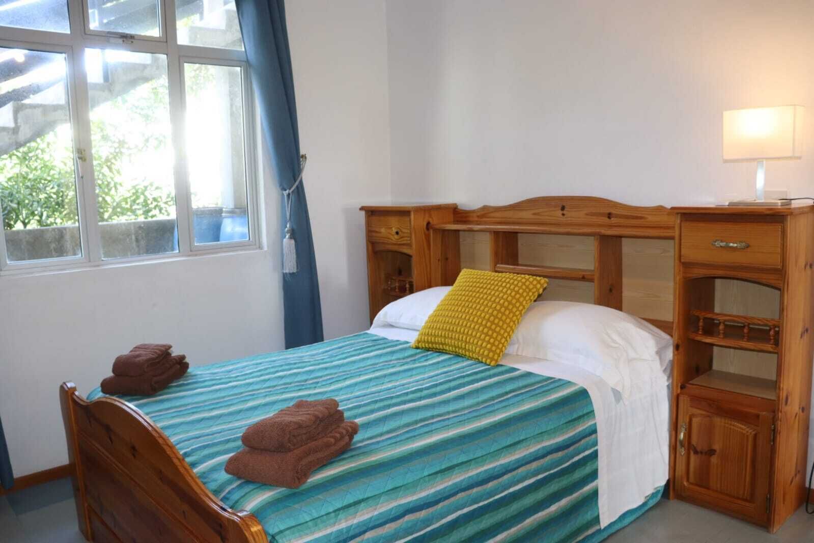 Een strijkplank/strijkijzer, wifi, beddengoed